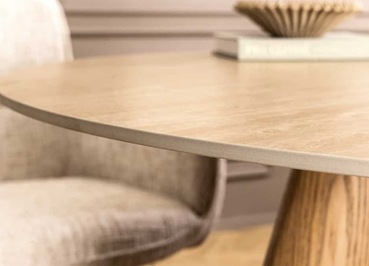 Détail du chant du plateau de la table ronde ÉLORIA effet travertin naturel