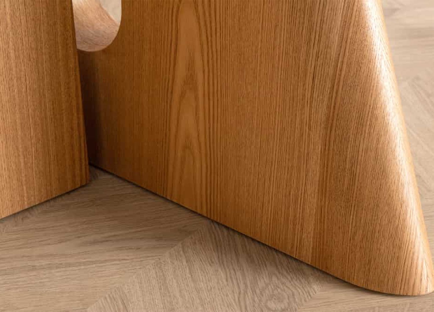 Détail du piètement finition chêne de la table ronde ÉLORIA