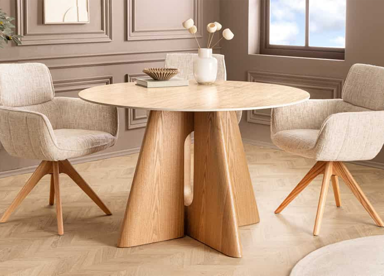Table ronde ÉLORIA en céramique effet travertin naturel dans un coin repas élégant