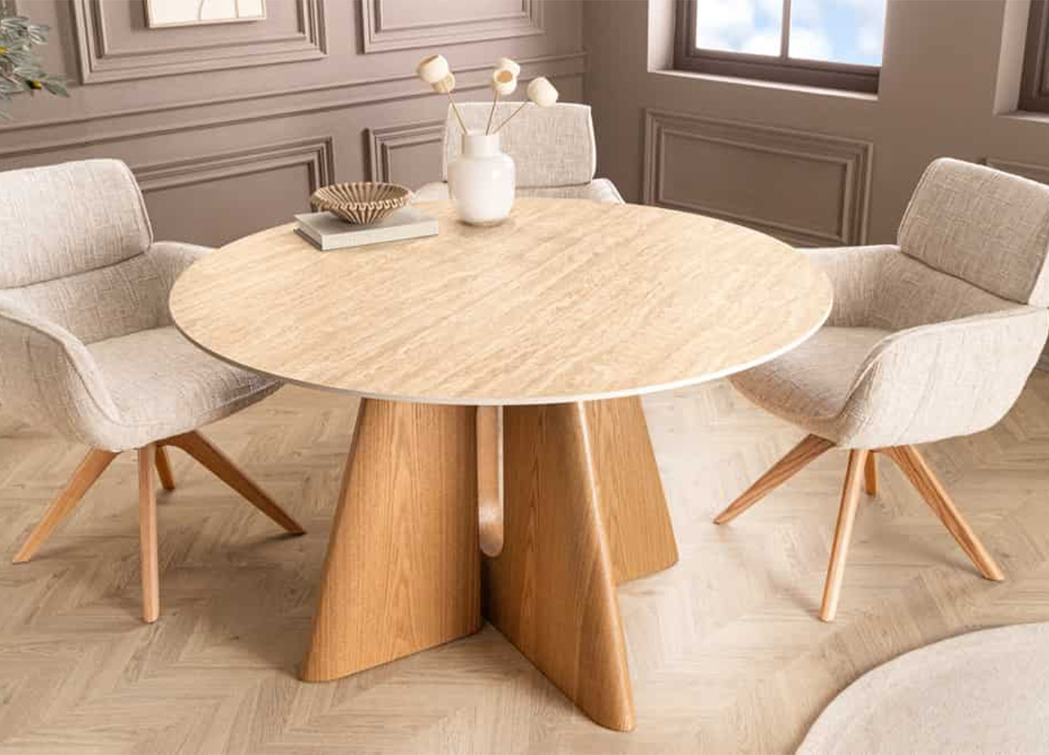 Vue en hauteur de la table à manger ronde ÉLORIA avec plateau effet travertin naturel