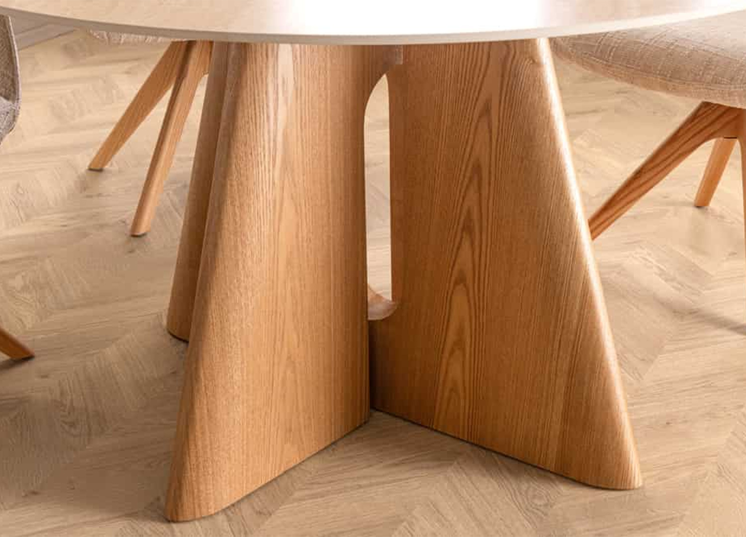 Zoom sur le piètement central croisé de la table à manger ronde ÉLORIA