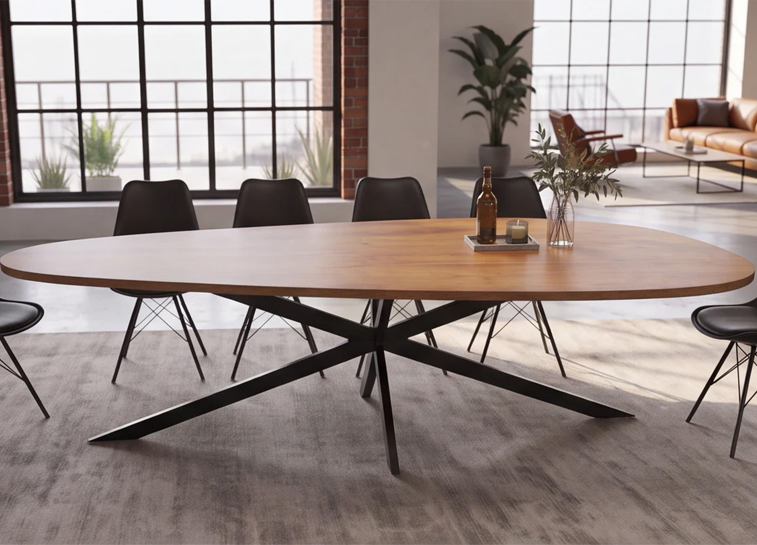 Vue de face de la table à manger SOLAL avec plateau ovale en acacia massif et piètement étoile noir
