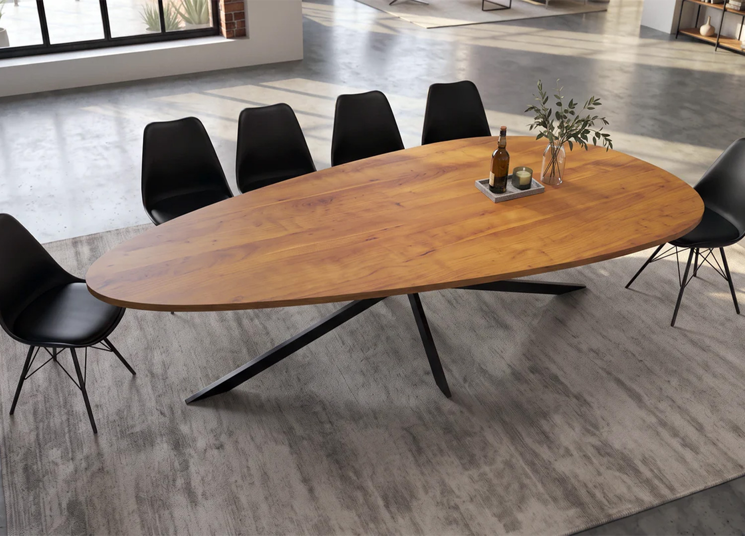 Vue en hauteur de la table à manger SOLAL 240 cm en acacia massif entourée de nombreuses chaises noires