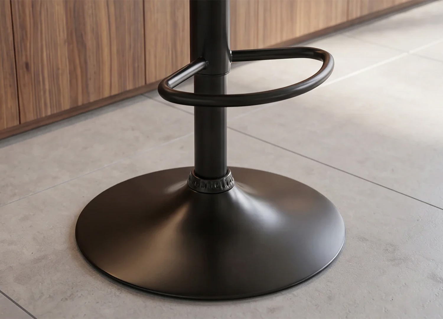 Détail du vérin réglable et du repose-pieds en métal noir du tabouret ARMAN