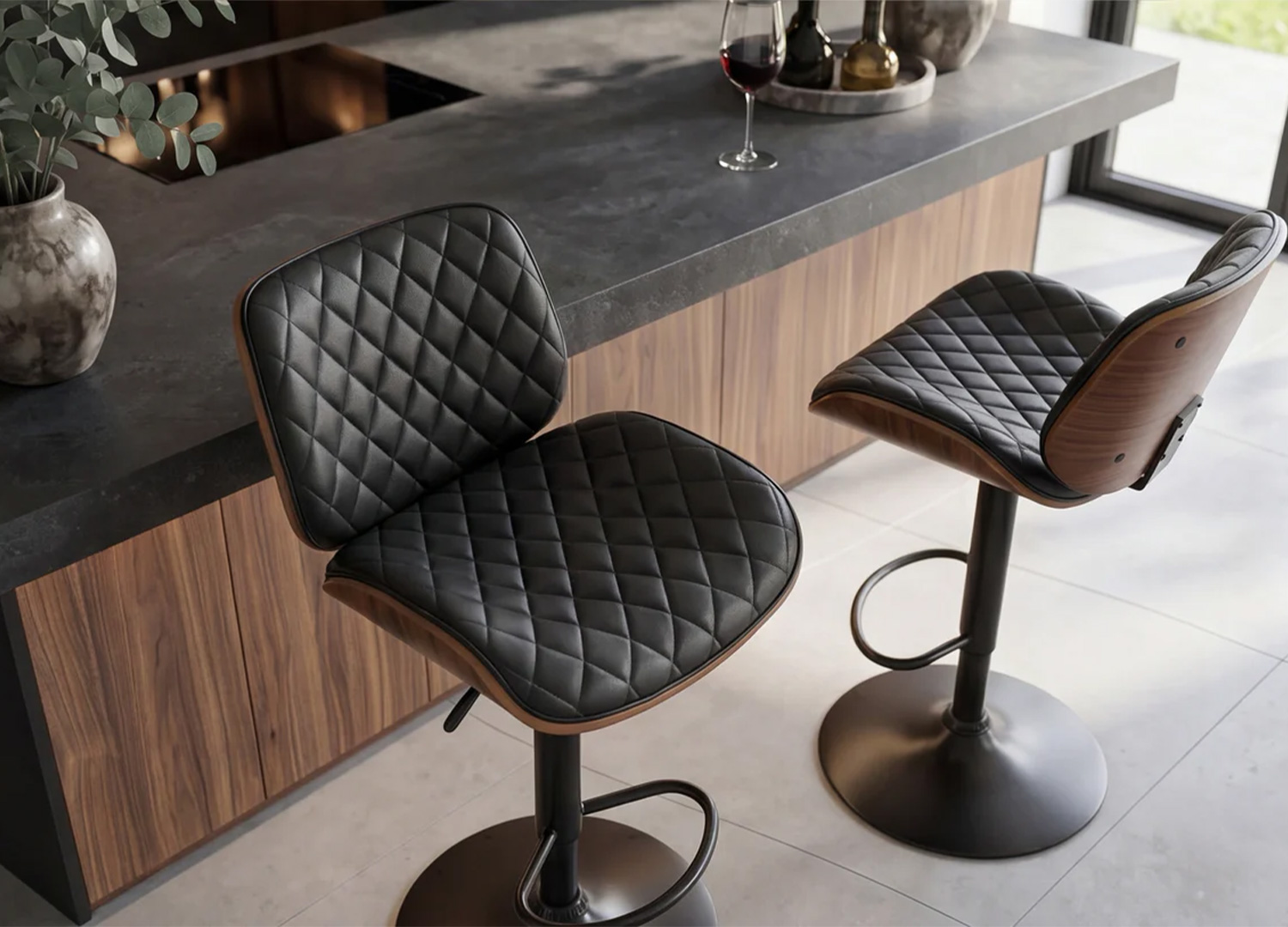 Tabourets de bar ARMAN noir et bois noyer autour d’un îlot de cuisine moderne