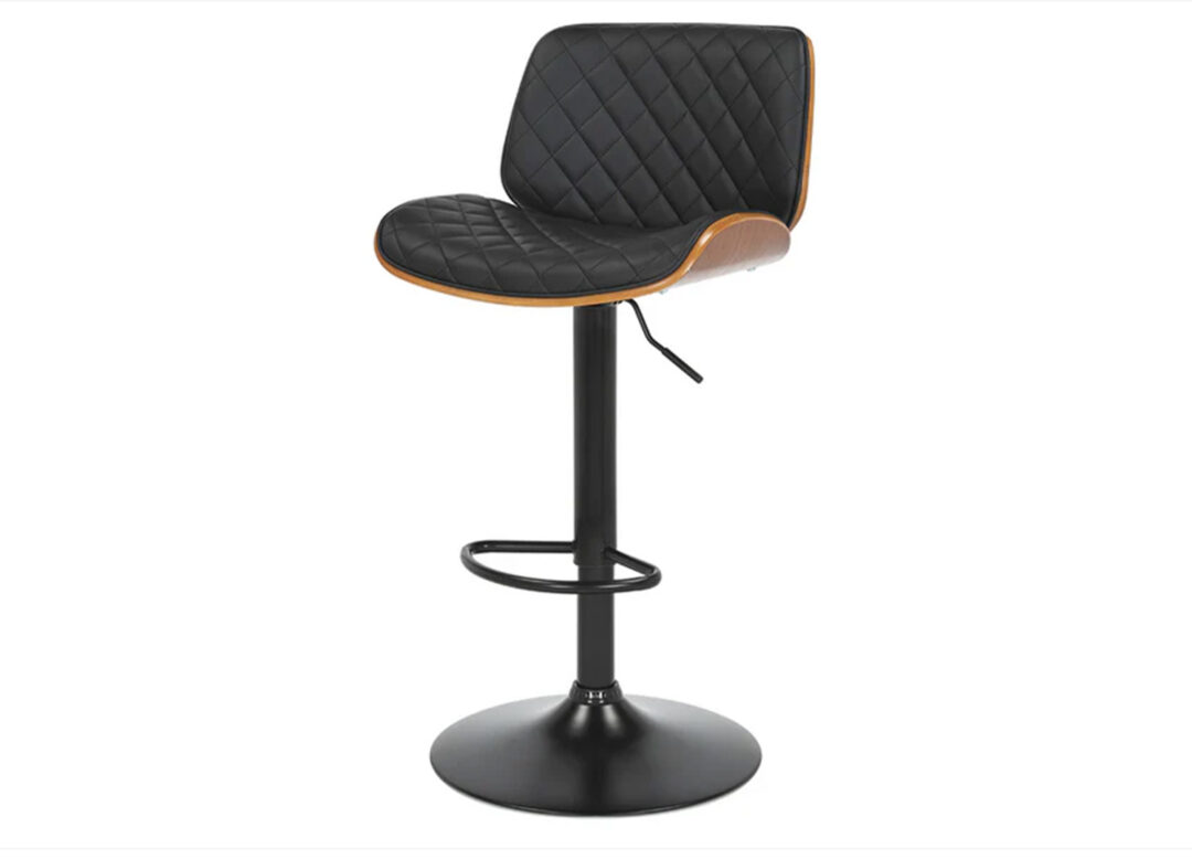 Tabouret de bar pivotant ARMAN en similicuir noir et bois noyer sur fond blanc