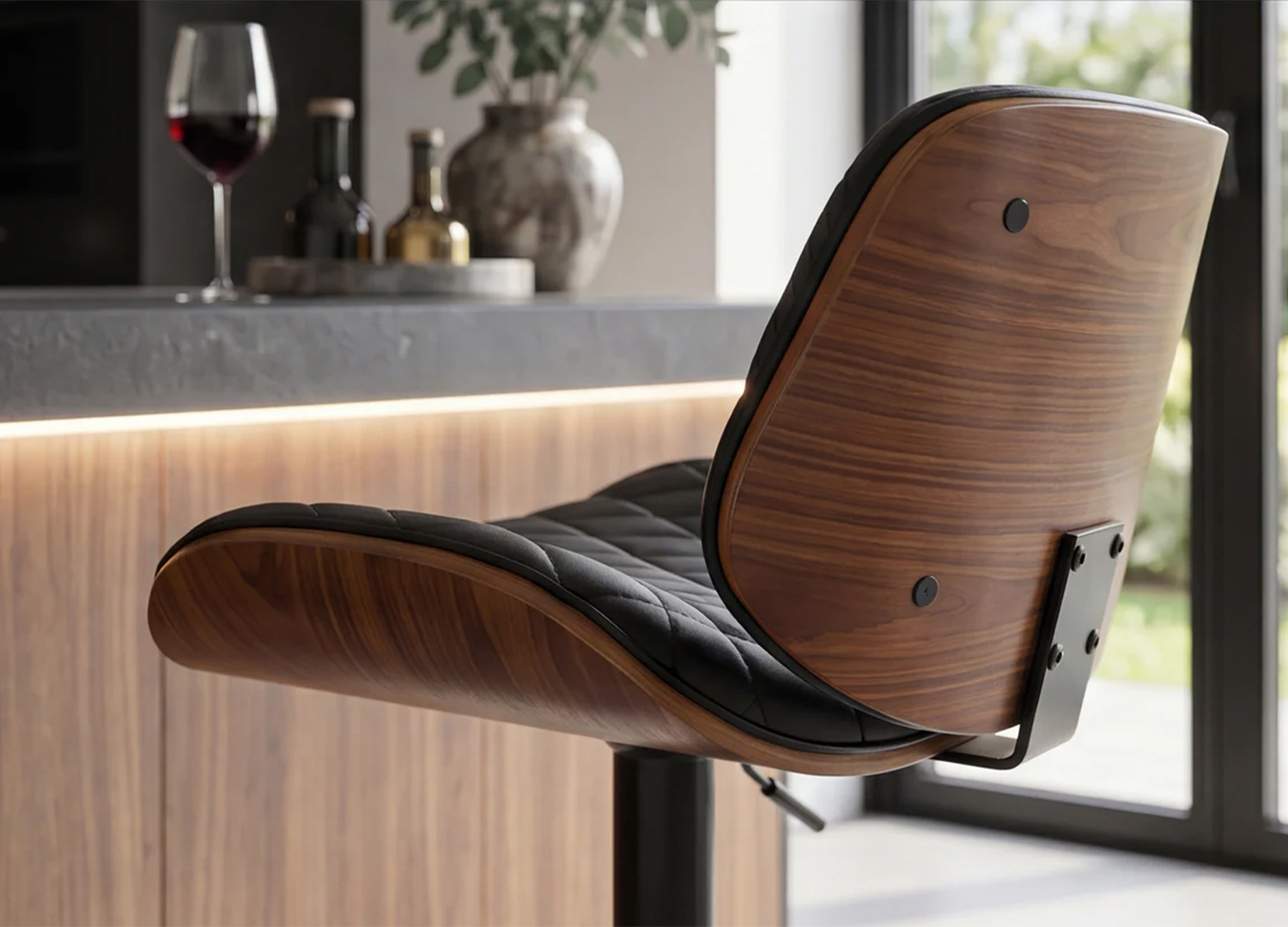 Vue de côté du tabouret ARMAN montrant la courbe de la coque bois noyer