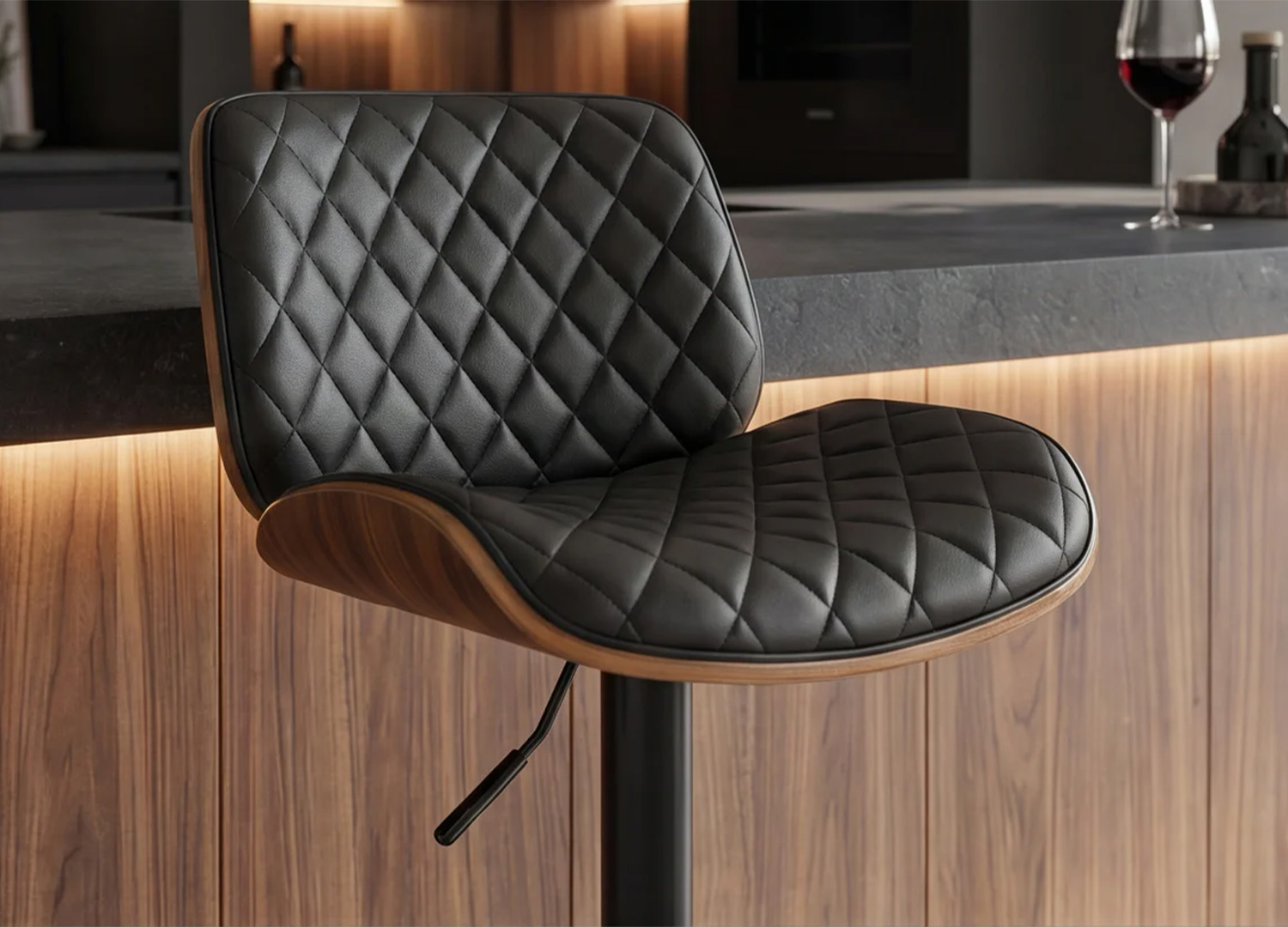Zoom sur l’assise matelassée en similicuir noir du tabouret ARMAN