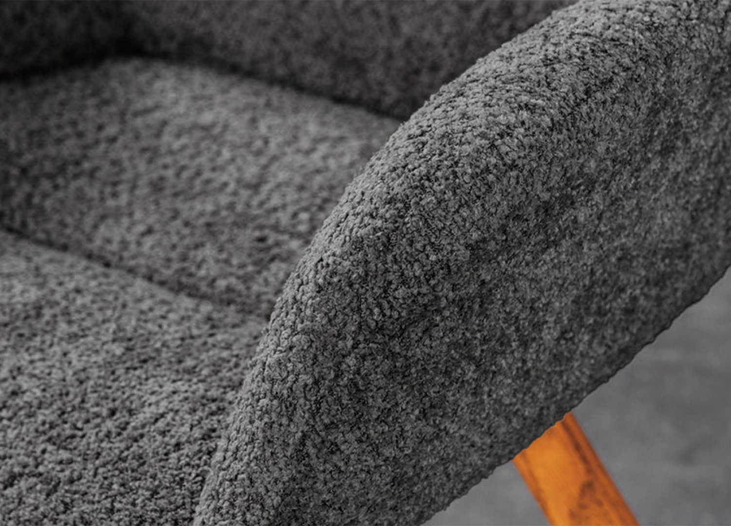 Gros plan sur le tissu bouclé gris anthracite de la chaise LIORA