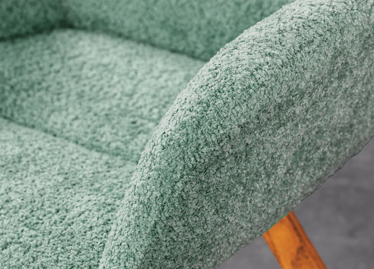 Gros plan sur le tissu bouclé vert menthe de la chaise LIORA