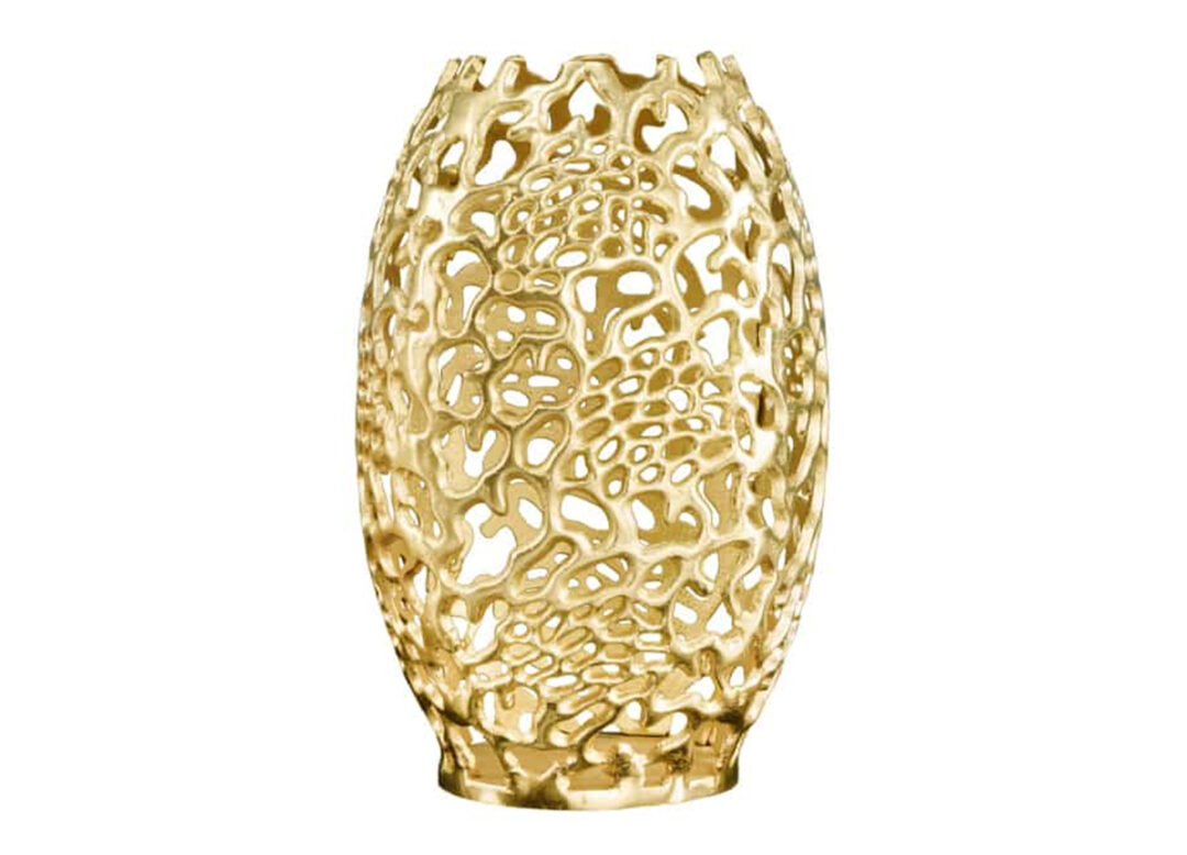 Vase décoratif ovale CORALIA 50 cm en aluminium doré ajouré dans un intérieur élégant