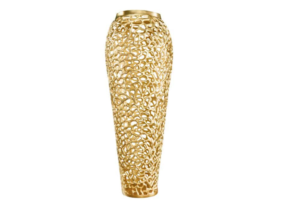 Grand vase décoratif CORALIA doré avec motif organique ajouré dans un intérieur contemporain