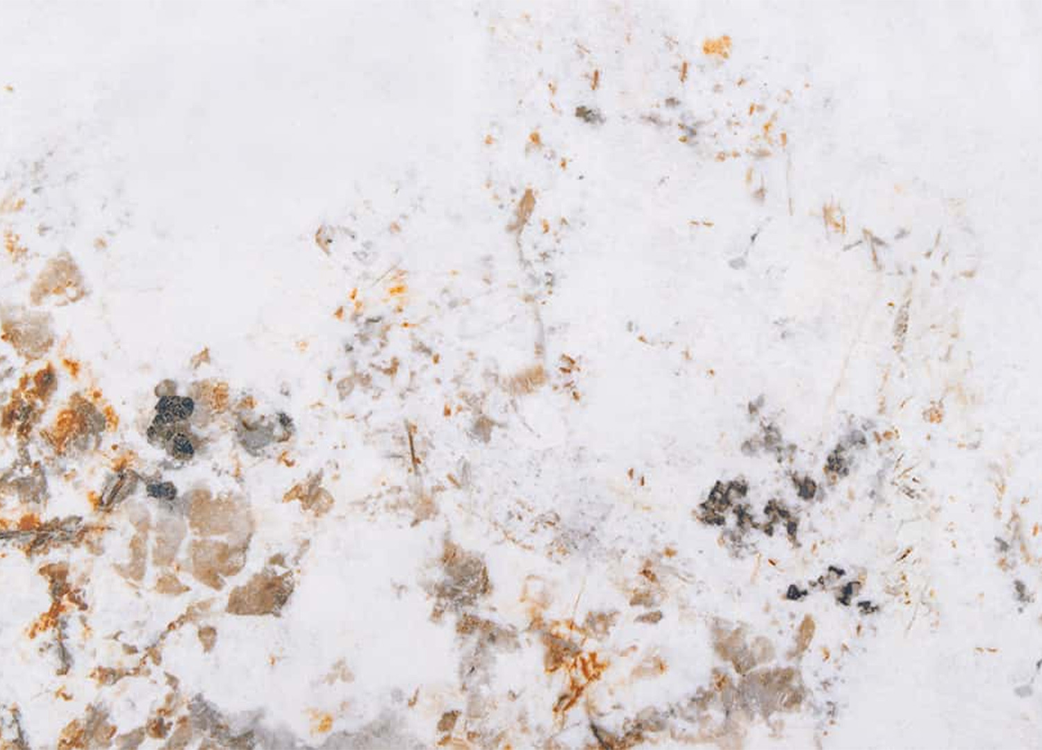 Gros plan sur le décor blanc, beige et brun de la céramique Pandora de la table NÉRAYA