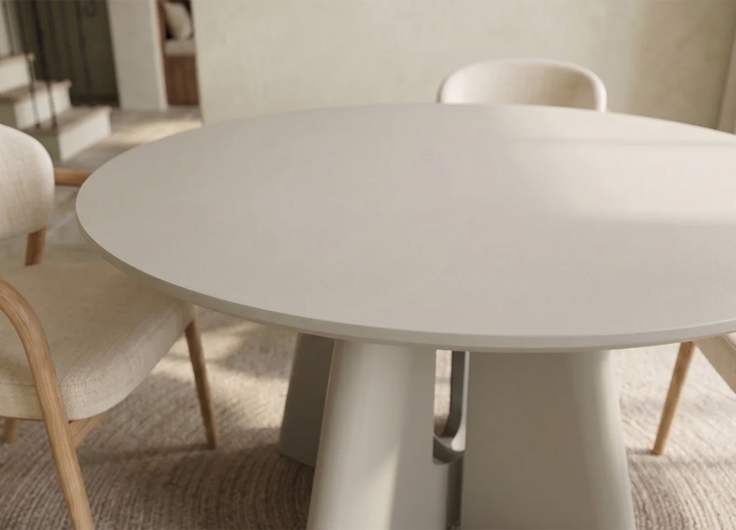 Zoom sur la surface grège mate du plateau en MDF verni de la table ronde ÉLORIA