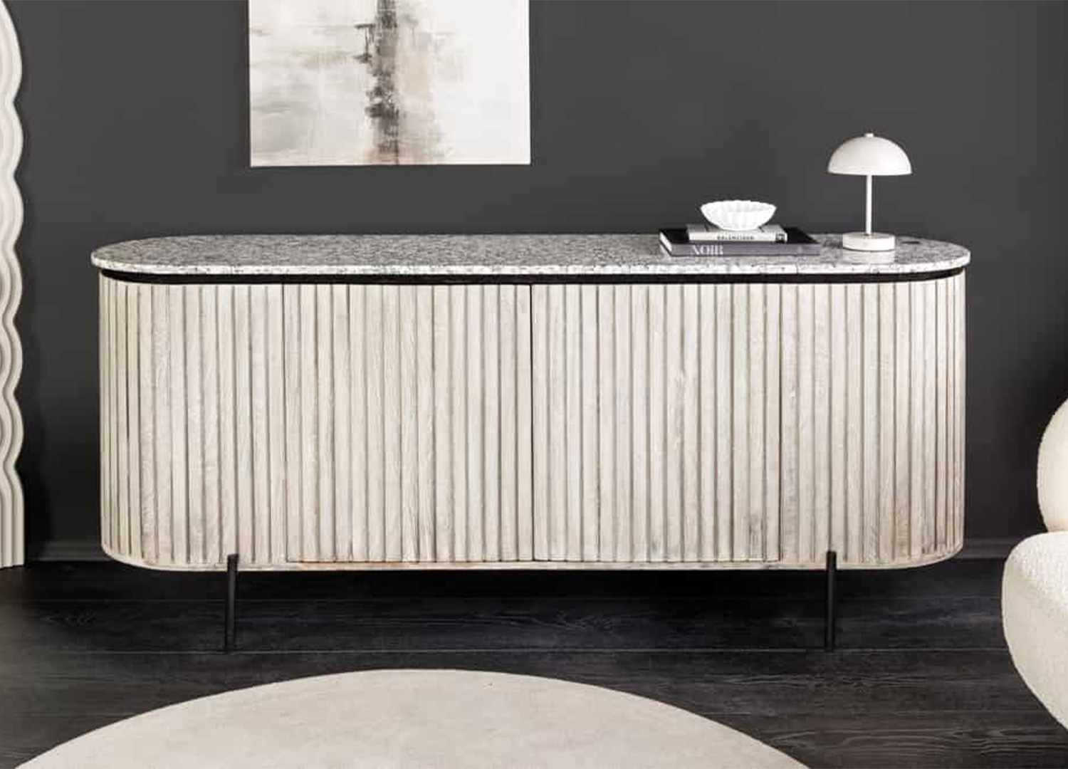 Buffet bas ALMÉA 172 cm en manguier gris brossé avec plateau en marbre blanc dans un intérieur contemporain