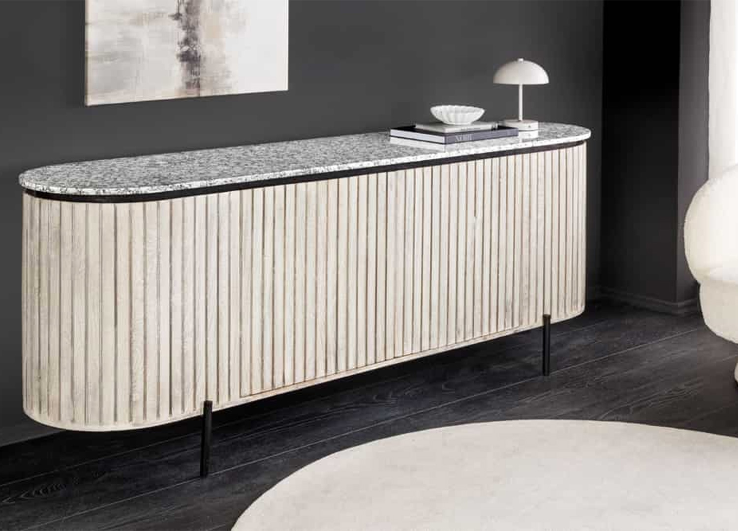 Buffet bas ALMÉA avec silhouette arrondie, façade rainurée et plateau en marbre blanc