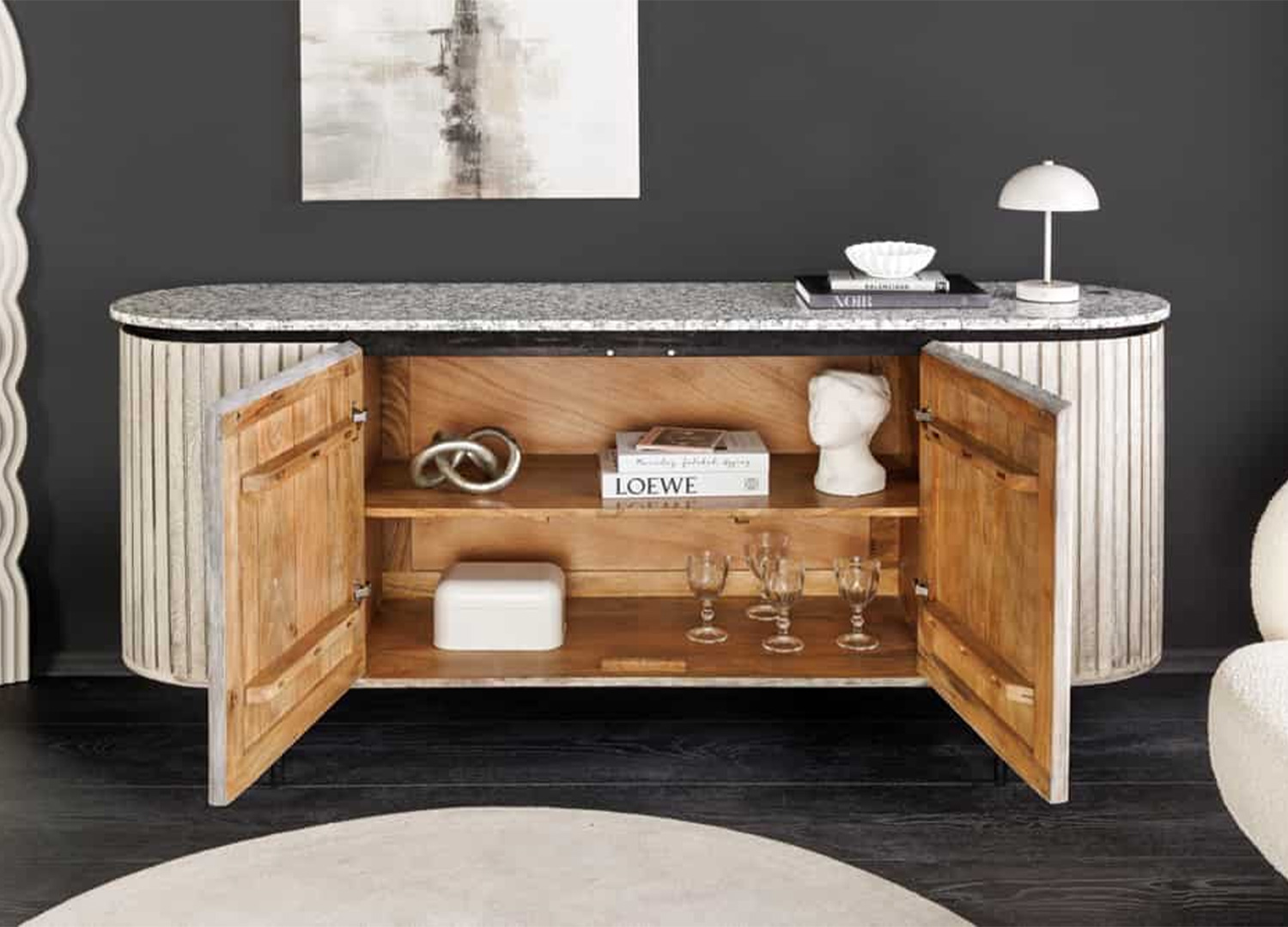 Buffet bas ALMÉA 172 cm avec portes ouvertes révélant son espace de rangement intérieur en bois