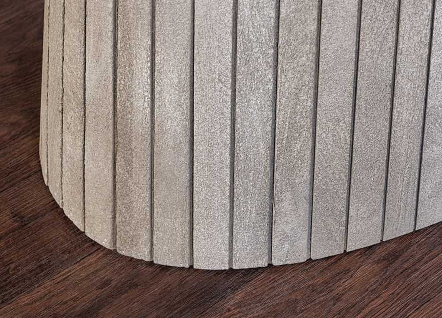 Détail des lamelles verticales du pied central conique en manguier gris fumé de la table SÉVÉRIA
