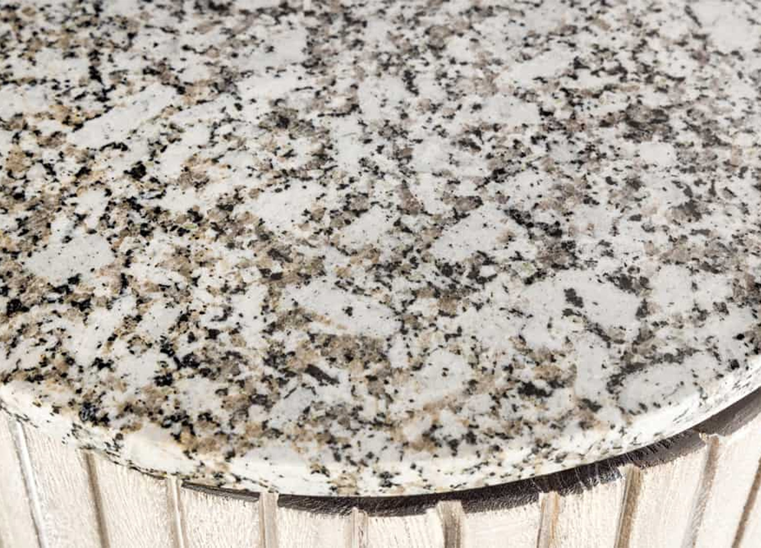 Détail du plateau en marbre blanc moucheté du buffet bas ALMÉA