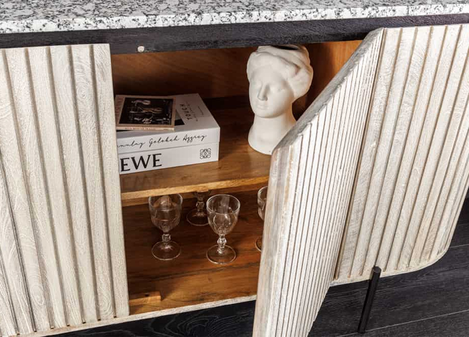 Détail de l’espace de rangement intérieur du buffet bas ALMÉA avec étagère et rangement pour verrerie