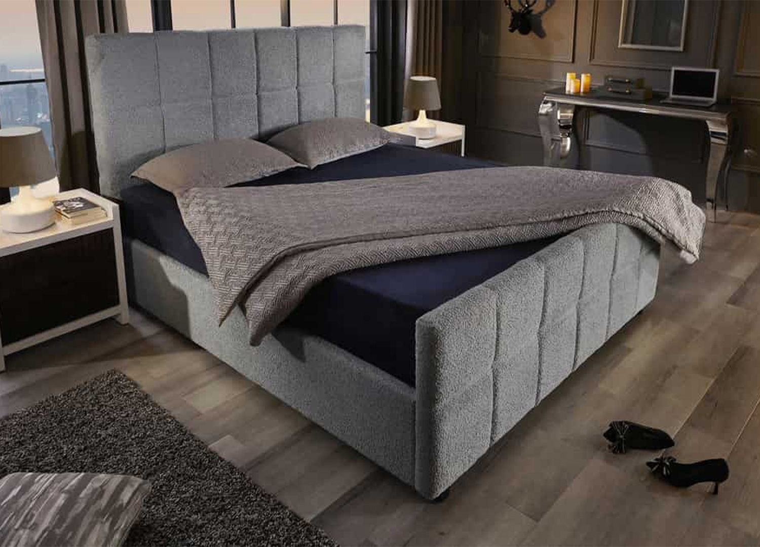 Lit coffre MÉRÉA 180 × 200 cm en bouclé gris avec coussins dans une chambre contemporaine