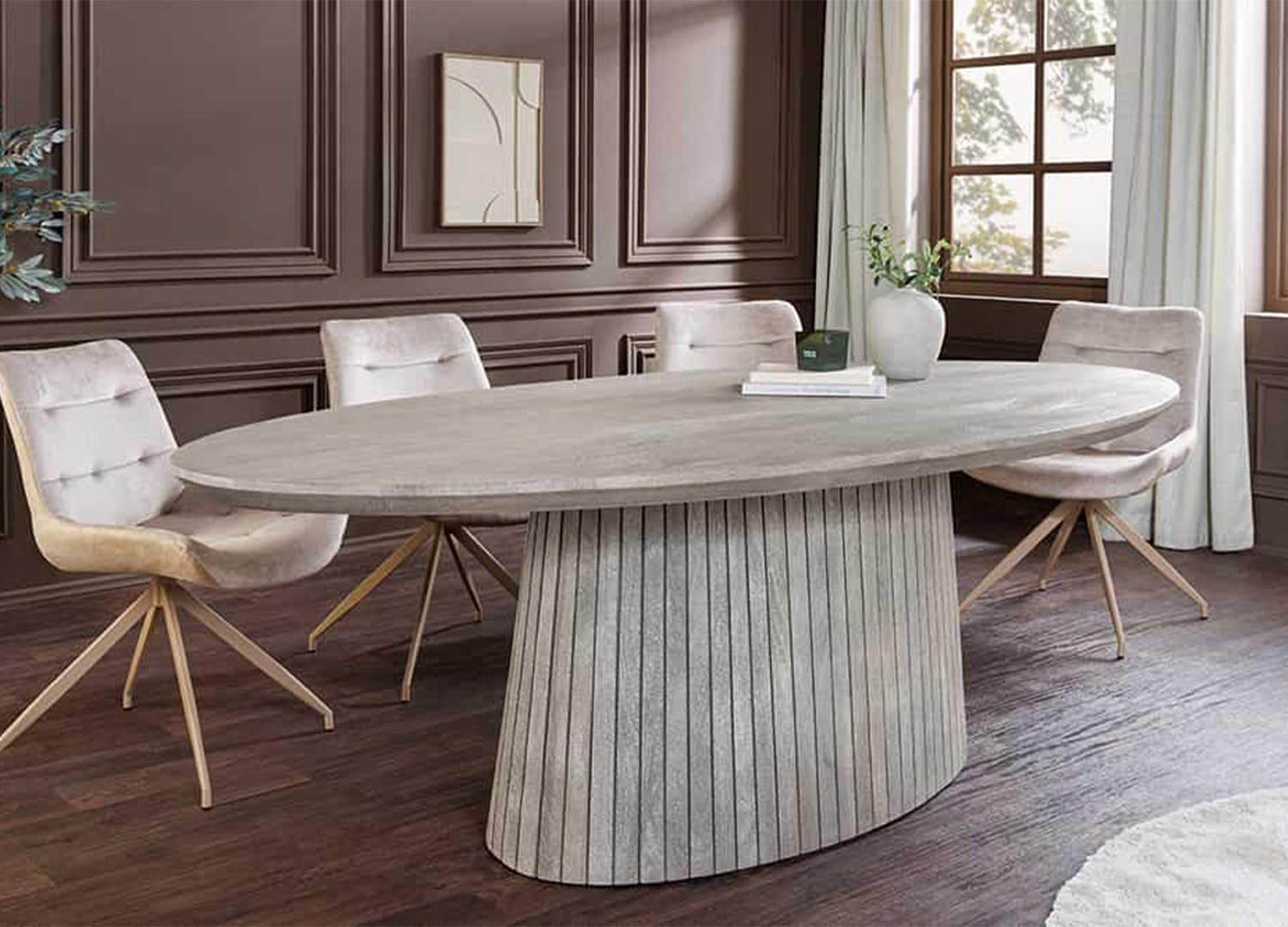 Grande table ovale SÉVÉRIA 220 cm en manguier gris fumé entourée de dix chaises dans un intérieur lumineux
