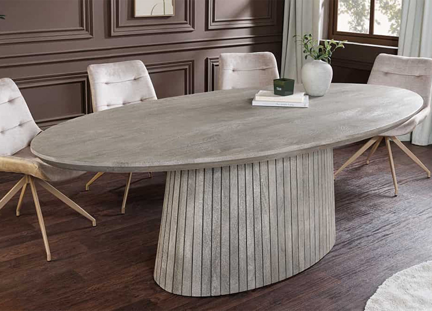 Table ovale SÉVÉRIA en manguier massif gris fumé avec des chaises en velours taupe