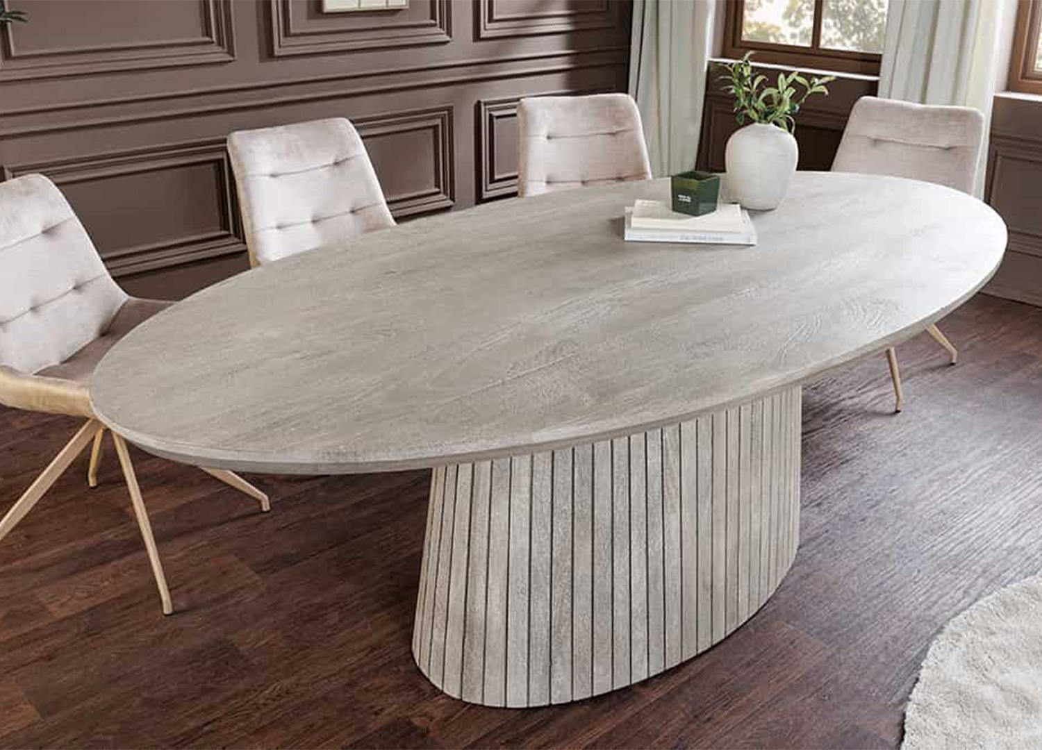 Table de repas ovale SÉVÉRIA 220 cm dressée pour dix convives dans une salle à manger chaleureuse